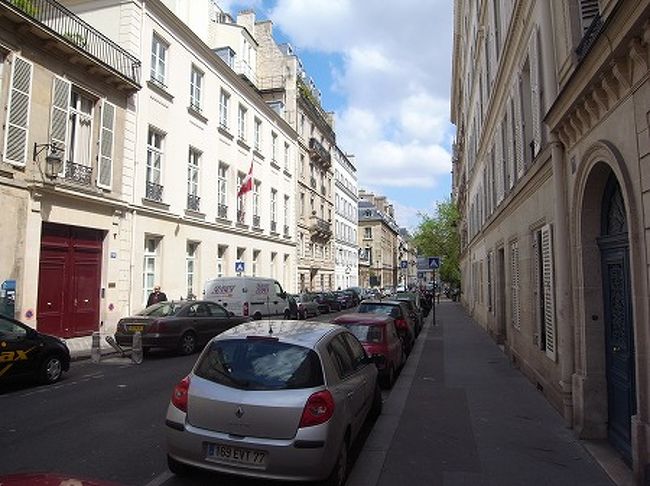 適当に路地なんかに入り、パリの街並みを堪能します。<br />しかし、どこ切り取っても絵になるねパリは。