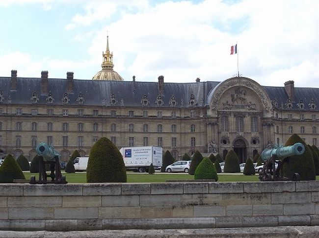 軍事博物館の前を通り、エッフェル塔を目指して歩きます。