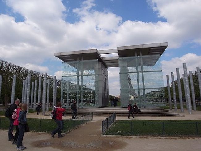 エッフェル塔の横のシャン・ド・マンス公園に来ました。<br />平和のモニュメントみたいなものがあり、各国の言葉で平和とかかれています。