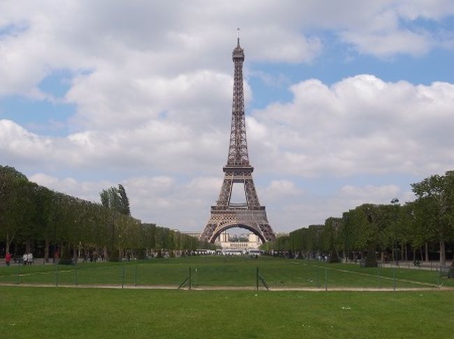 公園側からみるエッフェル塔！美しいですね。