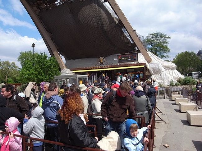 展望台に行きたいのですが、あいもかわらず長蛇の列、、、<br />ここまで来たからと、、行きたいとこですが、やっぱ並ぶのが苦手な私、、ここも諦めます、、