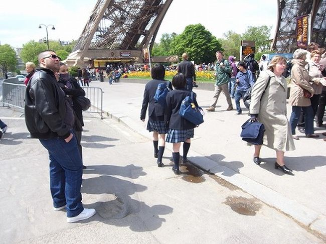 おっと、ここで日本の女子高生発見！パリに修学旅行とは、豪勢な学校もあるもんです。。