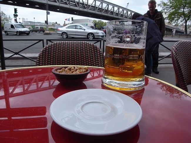 だいぶ歩きましたので、少しノドも乾きましたのでカフェでビールを頂きます。