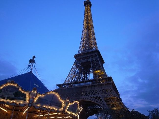 夕方になりましたので、ホテルの宿泊プランに付いていたセーヌ川クルーズに行くために、エッフェル塔前の船着き場に向かいます。