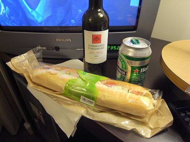 その後、暗い夜道をトボトボとホテルまで帰りますが、飯のタイミングを逃し、何か買おうにもお店もないのでホテルの売店で、サンドイッチとビールを購入。。<br />これがおいしかった。。<br />パリ最後の夜もこんな食事で終わります（＾＾；