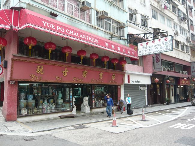 骨董街なのでしょうか？<br />道の両側ずらっと骨董やさんが並ぶストリートを走っていくと・・・