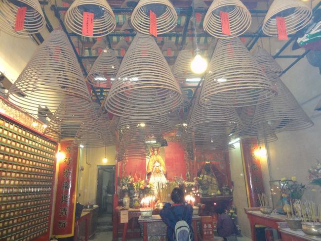 早速中に入って見るとお線香の煙でよく見えない・・・