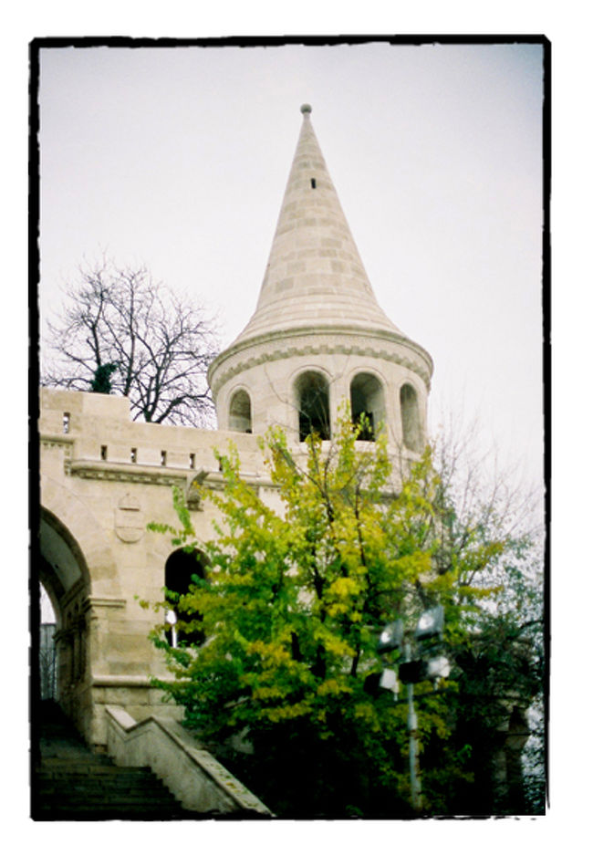 ドナウ川をはさんで西がブダ、東がペスト<br /><br />まずは西側、ブダから見て回る<br /><br />漁夫の砦<br />