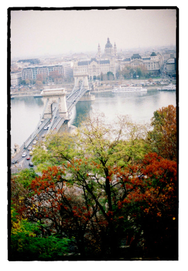 ブダ側から見るくさり橋とペスト