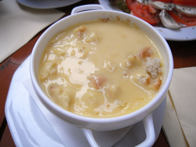 ペストを満喫する前にまずは腹ごしらえしなきゃって事で、<br /><br />前日仲良くなったおばあ達と通りの入り口にあるレストランに入る。<br /><br />チーズのスープ