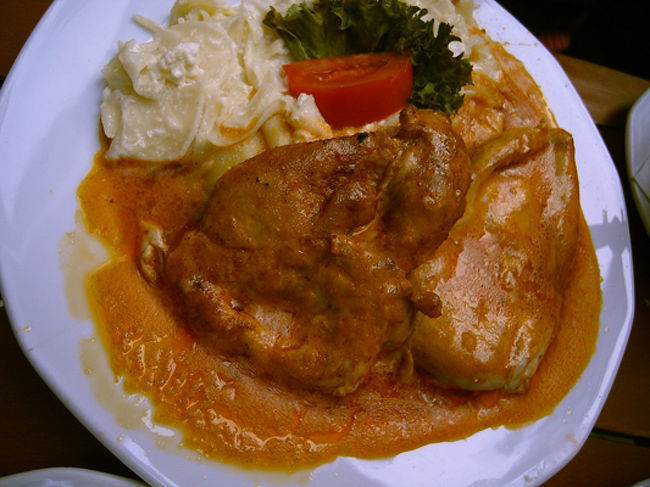 鶏肉のパプリカ煮込み<br /><br /><br />それとカプレーゼをいただきました。