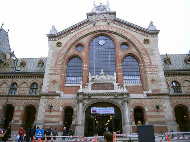 目の前に...どーんと現れた古い駅のような建物<br /><br />これが中央市場。かっこいい。