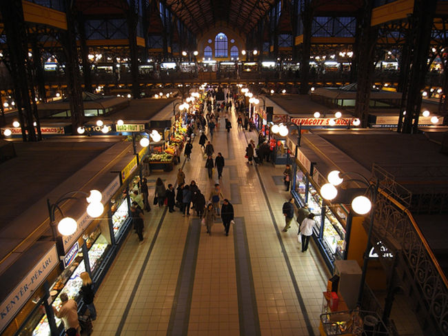 中は2階建てになっていて、<br />1階には野菜、果物、肉などあらゆる食材が売っている。<br />2階は衣料品、お土産物屋さん、飲食スペースになっている。