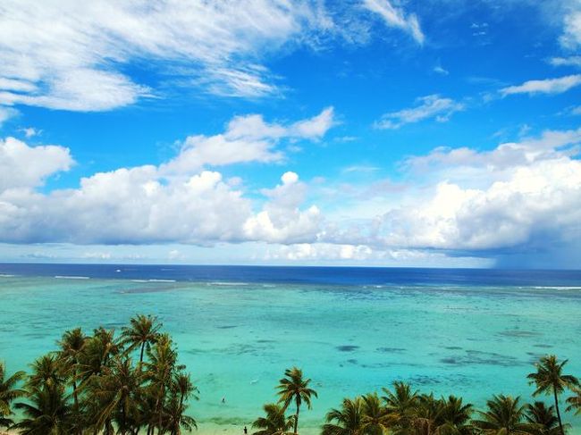 成田から３時間半。あっとう間到着。深夜でしたが空港は日本人でいっぱいでした。