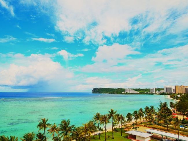 向こうに見えるのが恋人岬です