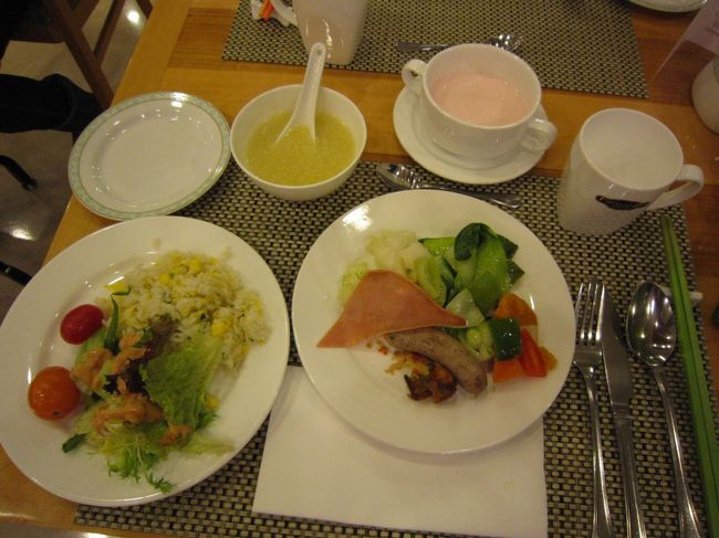 1/15<br /><br />北京1日目、ホテルの朝食はバイキング。さすがに和食は無いが洋風、中華風の朝料理はひととおりそろっている。写真は16日にテーブルに並べたもの。このあとサラダ、飲茶、焼きそば、デザートを取りに行くが、とても全種類は食べきれなかった。