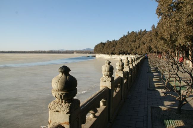 昆明湖と呼ばれる池。北京の冬の朝は-10℃位なので氷結しているが、一部溶けているのはボートを通すため。<br />