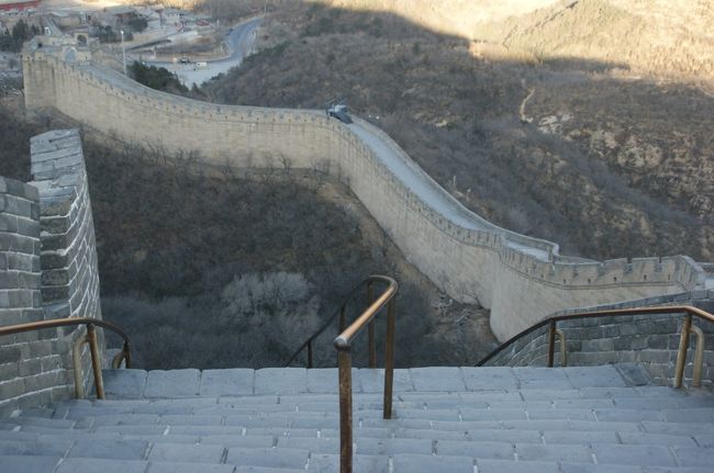 時間が無くなってきたので降りることにするが、石段の途中から先が見えない。<br />