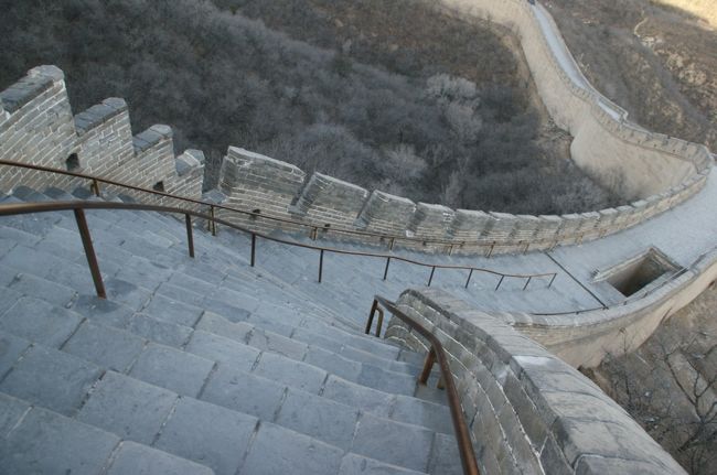 足を踏み外したら大変なことになるが無事に下まで降りる。このまま待ち合わせ場所に直行するのも勿体ないので、女坂もちょっぴり登ってみたが最初は緩くても、途中からやはりきつくなってくる。