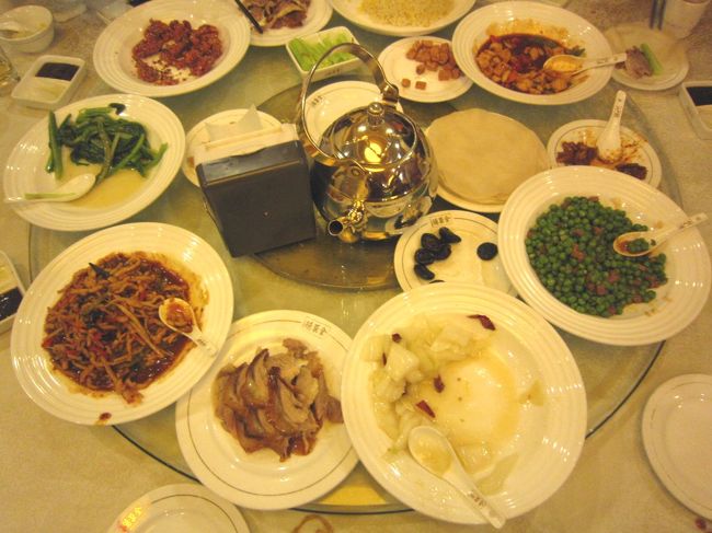 2切れのダックの皮を餃子の皮のようなものに乗せ、ネギを入れ、ミソをつけて包んで食べる。量が少なすぎて味わからず。<br />