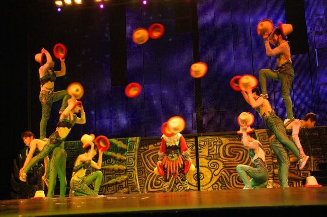 男性の集団で演じられたハット飛ばし。<br />