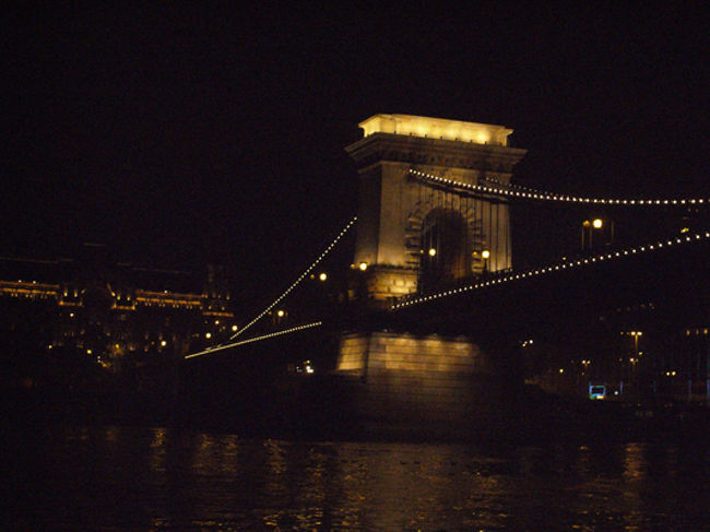 Marriottホテルの前から出発。<br /><br />船の中は暖かくて、最初にシャンパンが配られる。<br />日本語の音声ガイドもある。<br /><br />下からのくさり橋には大興奮。<br />写真じゃ伝わらないのが残念。<br /><br />あっという間のだったけど、景色は最高！大満足！<br />昼もあるみたいだけど、絶対夜がオススメ。