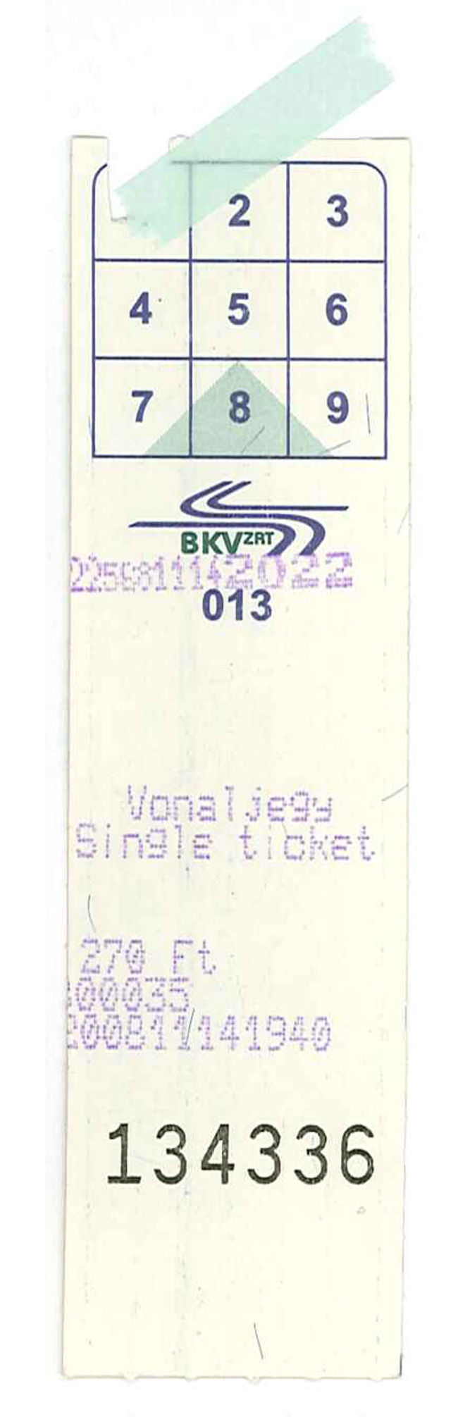 帰りはホテルでタクシーを呼んでもらう予定だったけど、<br />ちょうど団体旅行のチェックインと重なってしまって<br />ホテルの人が捕まらず、時間がかかりそうだったから<br />地下鉄で帰る事にした。<br /><br />地下鉄の券売機はコインしか使えないから、<br />パン屋さんで夕飯を買って小銭を作って...<br /><br />券売機に表示されてる言葉はちんぷんかんぷんだったけど<br />なんとか切符を購入<br /><br />M3線に乗って4つ目の“Dozsa Gyorgy Ut”で降りて<br />ホテルに到着。<br /><br />若干の不完全燃焼。でも、課題を残して帰った方が次にくる時の楽しになる。<br /><br />また、今度はゆっくりハンガリーに行こう。<br />