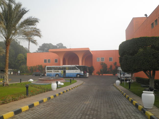 １月１７日に宿泊したギザのホテル「ピラミッドパーク」<br /><br />＊ギザ郊外の静かな所にあるリゾートホテル<br /><br />＊広い敷地にレストラン、プール、コンドミアム式の宿泊棟が<br />　ありました