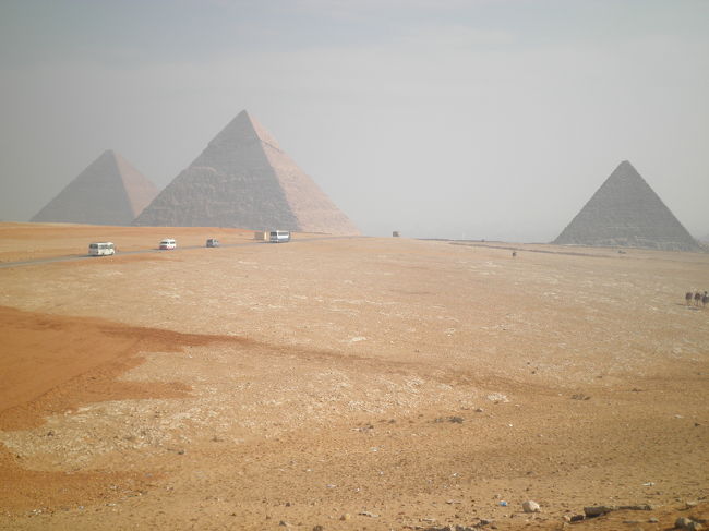 ギザの三大ピラミッド<br /><br />＊1月の下旬からの大規模デモ・騒乱で見学が<br />　出来ない状態が続いています。