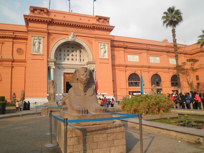 考古学博物館<br /><br />＊内部の撮影は出来ない<br /><br />＊1月下旬の騒乱で内部に展示されている「ミイラ」<br />　が壊されしまいました。