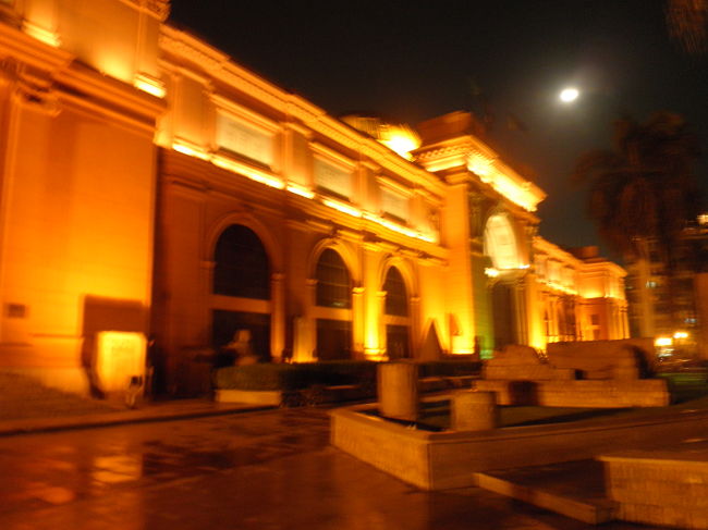 夜の考古学博物館