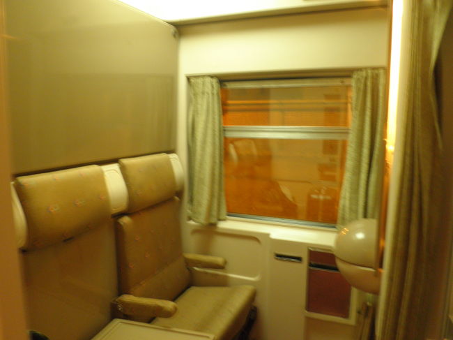 カイロからアスワンまで利用した寝台列車<br />「ナイルエキスプレス」の客室<br /><br />＊狭いのでスーツケースを置くと狭くなります<br /><br />＊走行中に揺れがあります