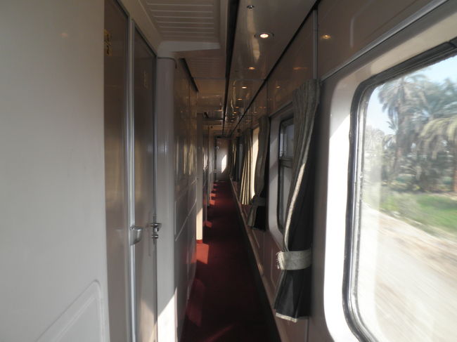 ナイルエキスプレスの車内の通路<br /><br />＊各車両にトイレあり