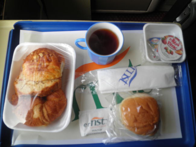 ナイルエキスプレスの朝食<br /><br />＊大きなパンが３個と小さいパンが１個<br /><br />＊コーヒー又は紅茶が出ます（前日に注文にきます）