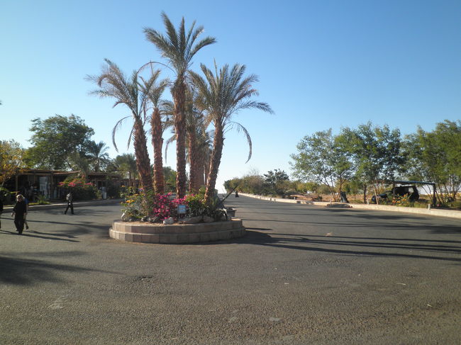 アブ・シンベル<br /><br />＊みやげもの屋・ビジターセンター附近<br />　お店は１０件位ありました