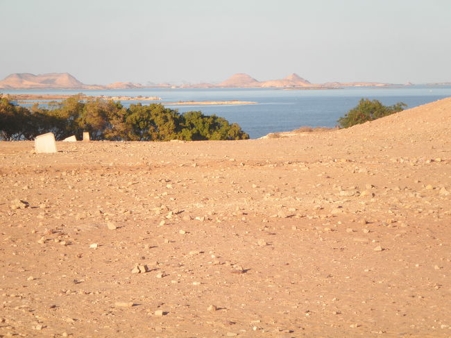 アブ・シンベル神殿前<br /><br />＊ナイル湖が神殿前にあります