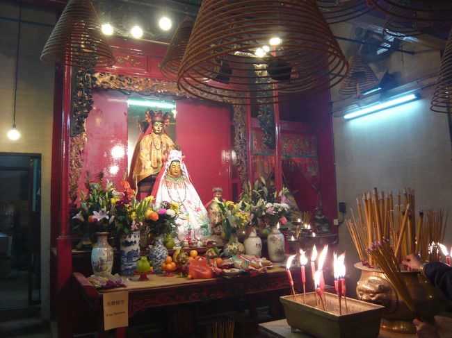 今気がつきましたが左下に貼ってある紙にはお線香はフリーだと書かれていました！<br /><br />つまりこの棒状のお線香は誰でも勝手に取ってあげることが出来るようになっているのですね<br />すごいなぁ〜<br />日本のお寺でもこんなとこあるのかしらん？