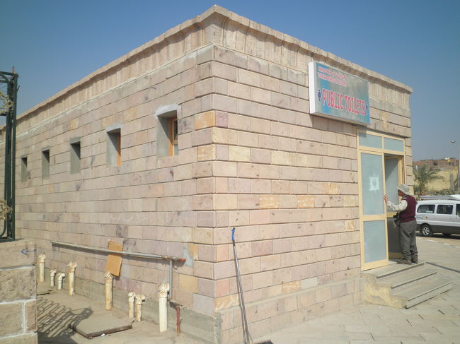 アスワン市内のトイレの建物