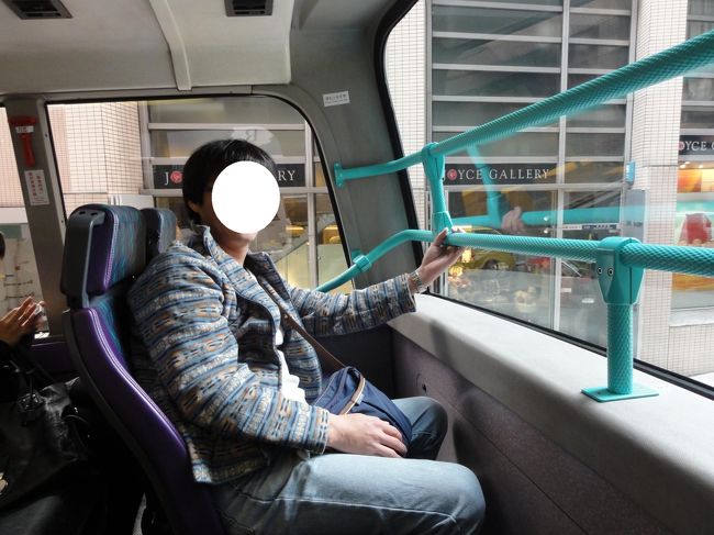 やった〜！<br />2階建てバスの一番前列席に座れたーラッキー！<br />これでバスターミナルまで一気に〜と、このときは喜んでいたのですが・・・