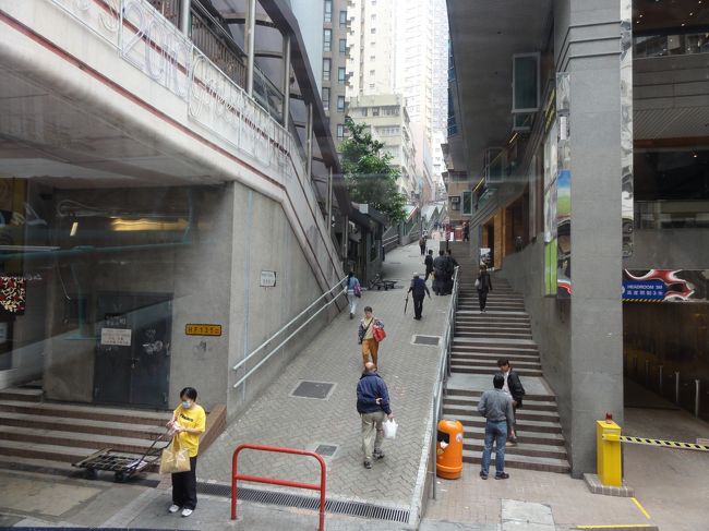 エスカレーターの下をくぐり・・・