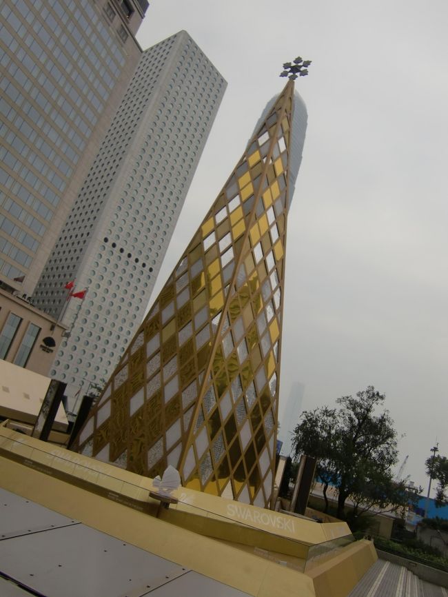 ん〜スワロフスキーツリーはやっぱりライトアップされないと魅力半減だなー<br /><br />と思いながらふっと考えた・・・<br />なんでこのツリーが見えるとこまで来ちゃってんの？<br /><br />中環の交易広場に行くはずなら皇后像広場見えるのはおかしいんじゃないの？<br />地図を見直した瞬間「やっぱりおかしいよー」<br />kaolee夫とあわててバス運転手さんのところに聞きに行ったら・・・<br />