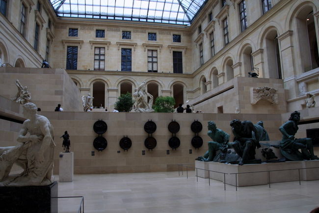 美術館は内部や作品は撮影はＮＧが一般的ですが、ルーブル美術館はＯＫなんです。<br />