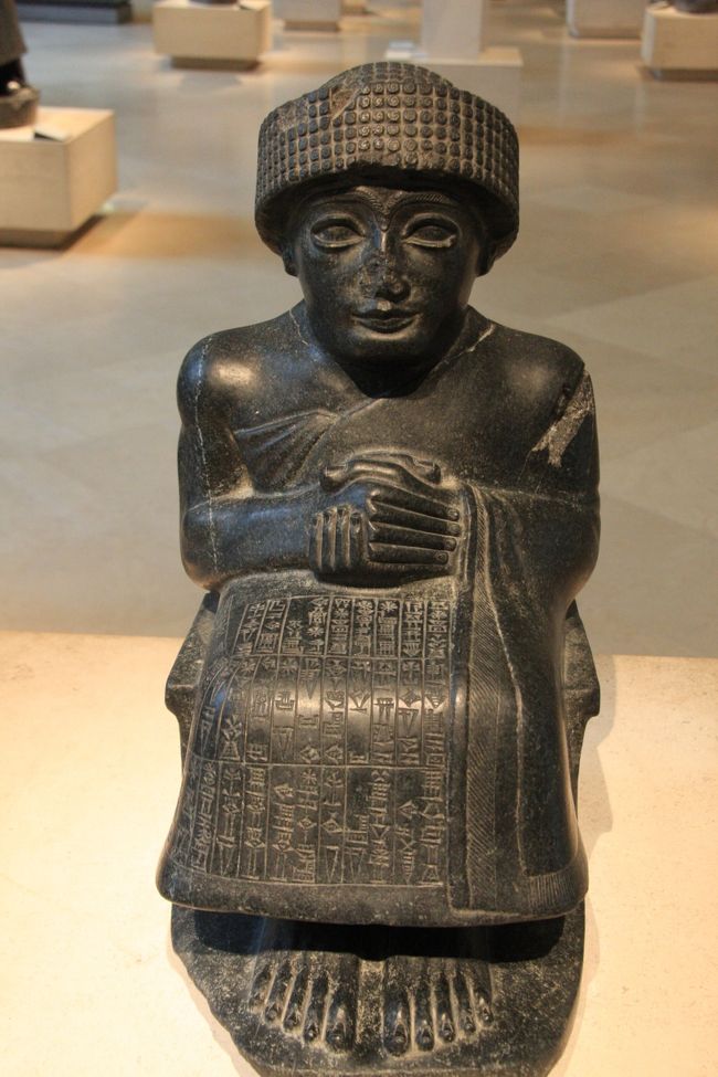 こちらはグデア王像　　紀元前２１２５年に造られたものということは、４０００年以上前のもの、考えられませんね。