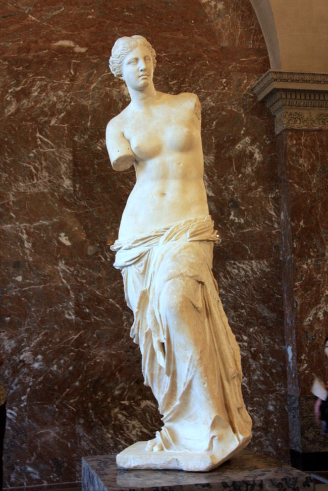 おなじみのミロのヴィーナス。思ったより小さくて高さは２ｍほど<br />これも紀元前１００年ころの作品