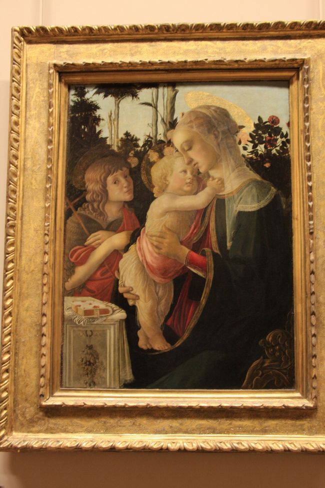 この作品は彼が24,5歳のときに描いた『聖母子と少年聖ヨハネ』<br />後ろにバラの花が描かれていることから『バラ園の聖母」とも呼ばれているとか。<br />