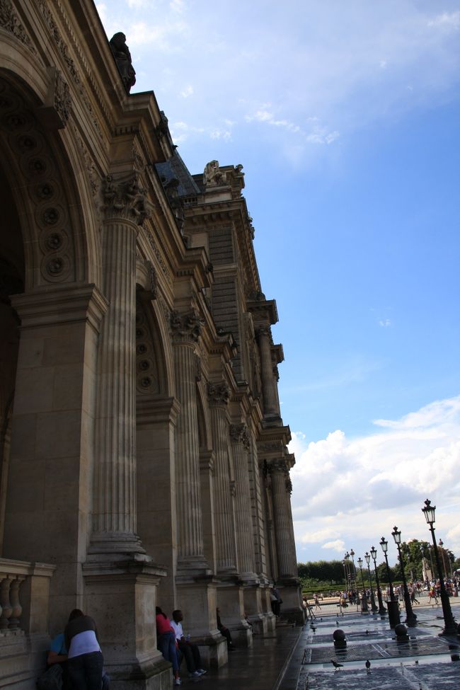 セーヌ川のほとりにあるルーブル宮殿は、１３世紀の初めに敵の侵入からパリを守るための小さな城塞として造られました。