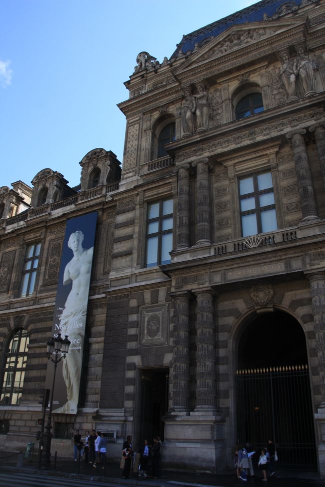 国王のフランソワ1世が建築家レスコーを招き、ルネサンス様式の宮殿の建設に着手したのが１６世紀の中ごろ<br />