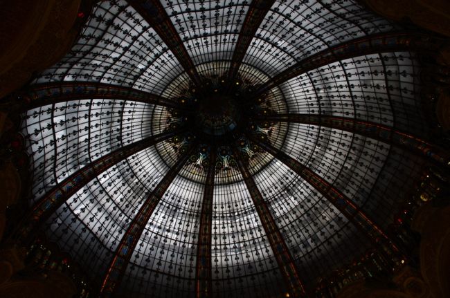 総面積７００００?で、欧州最大級のデパートです。<br />ステンドグラスで彩られた<br />ドーム型天井がとても豪華です。