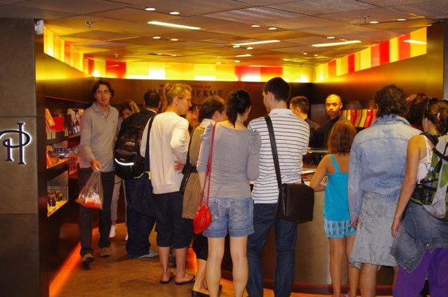 さすがに混んでます。<br />せっかくなので、<br />マカロンを買って帰りました＾＾