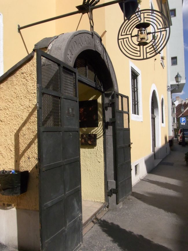 王宮の丘の地下には、地下迷宮がある。<br />入り口の看板が迷路のデザインで可愛い。<br /><br />行ってみたいけど、絶対一人じゃ怖くて無理だと思ってたので、偶然の同行者がいて本当に良かった。<br />